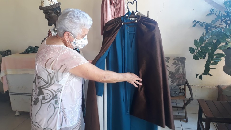 Aparecida Gimenes confecciona as roupas — Foto: Emerson Sanchez/TV Fronteira