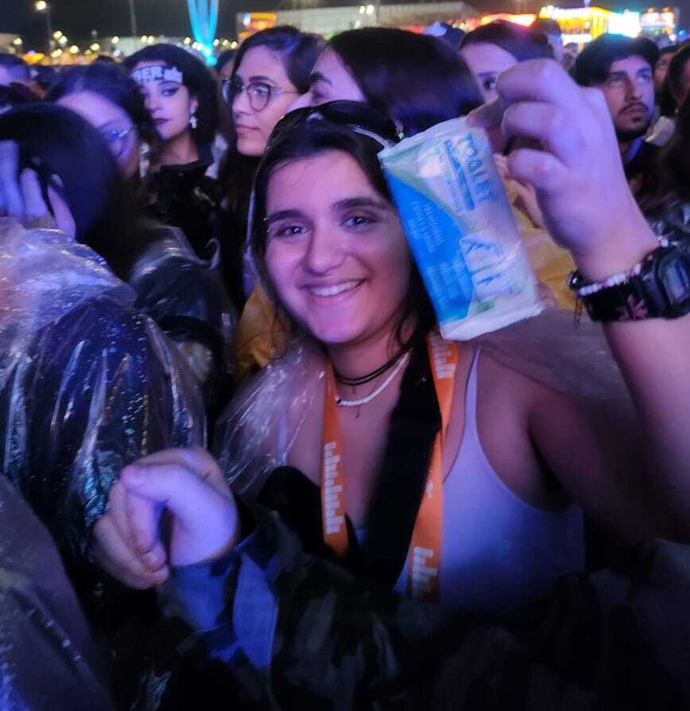 Luisa, estudante de veterinária e fã de Justin Bieber, levou toalhinha para transformar xixi em gel — Foto: g1