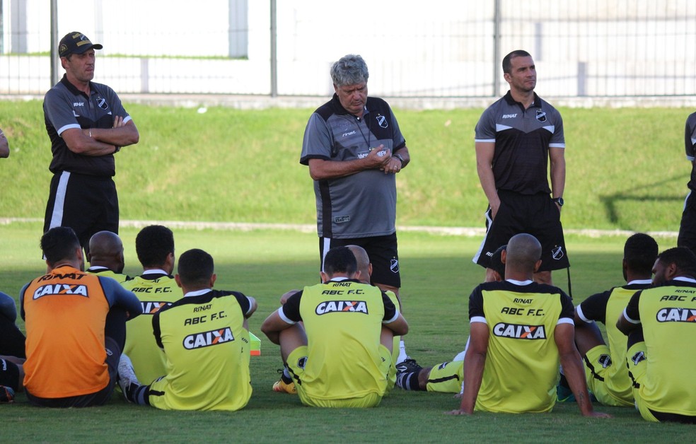 Geninho tem longa conversa com jogadores no centro do gramado do Frasqueirão (Foto: Andrei Torres/ABC)