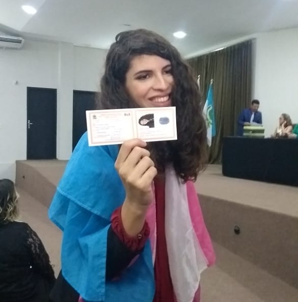 MaitÃª Ferreira, 24 anos, recebeu a carteira da OAB nesta quinta-feira (8) â€” Foto: IvanÃºcia Lopes/Inter TV Costa Branca