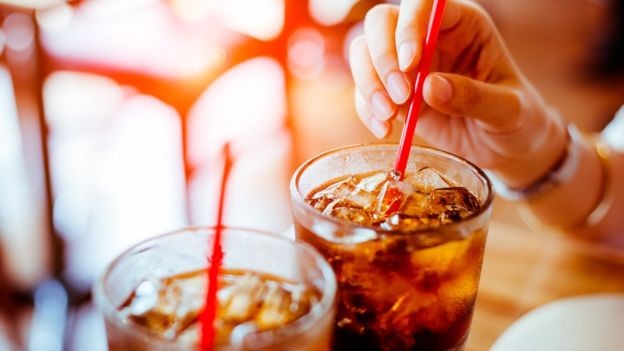 Os pesquisadores defendem impostos mais altos sobre bebidas açucaradas, como sucos e refrigerantes (Foto: Getty Images via BBC News)