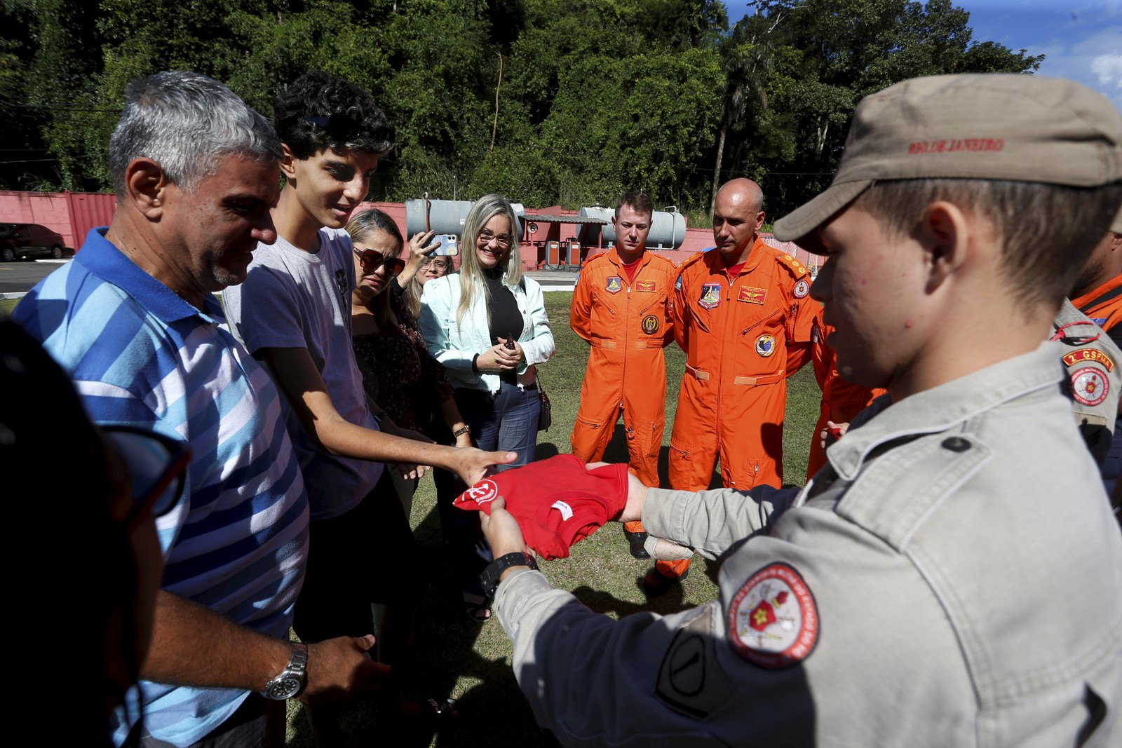 Christhian recebe de presente de um socorrista uma camisa do Corpo de Bombeiros. — Foto: Fabiano Rocha / Agência O Globo