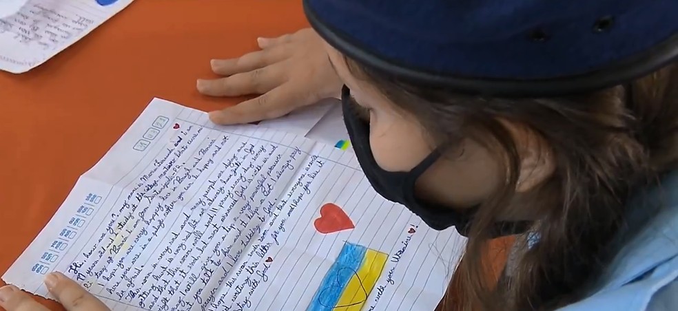 Alunos escrevem cartas para crianças refugiadas da guerra da Ucrânia que chegaram ao Paraná — Foto: Reprodução RPC