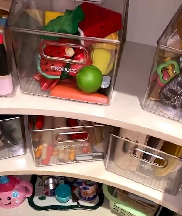A socialite Kim Kardashian compartilhou um vídeo mostrando o interior da brinquedoteca de seus filhos (Foto: Instagram)