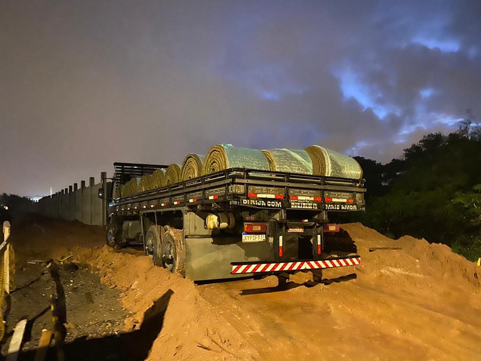 Caminh�o carregado de rolos de grama entra no CT do Vasco � Foto: Divulga��o