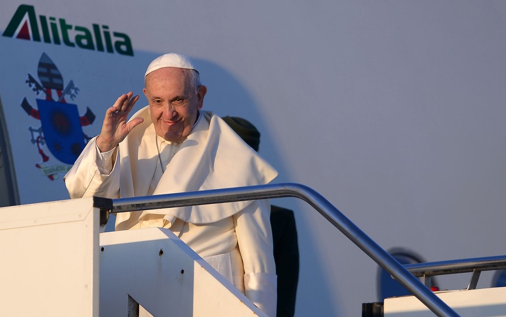 O Papa Francisco acena ao embarcar em Roma para viagem ao Chile, na segunda-feira (15) (Foto: Filippo Monteforte/AFP)