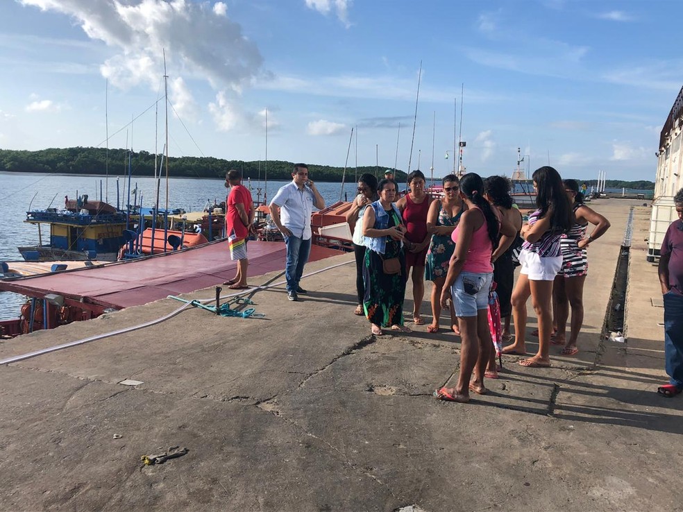 Familiares cobram mais agilidade nas buscas pelos pescadores no Ceará — Foto: Mateus Ferreira/SVM