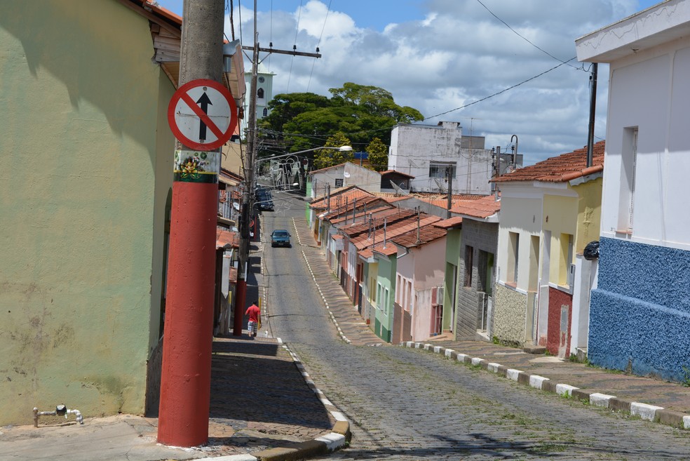 Rua no Centro da cidade de Pedra Bela sem árvores (Foto: Carlos Alciati Neto/G1)