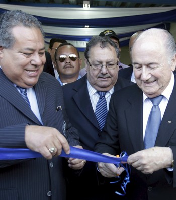 Julio Rocha à esquerda presidente da federação da Nicarágua indiciado Fifa (Foto: REUTERS/Oswaldo Rivas)