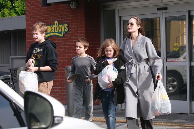 Angelina Jolie com os Shiloh, Vivenne e Knox (Foto: BACKGRID)