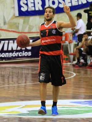 Top 5 de Fla e Paulistano no NBB tem pontes aéreas, tocos e cesta espírita