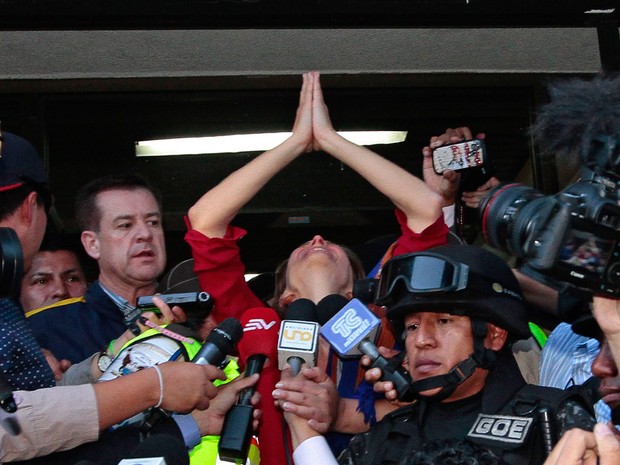 A jornalista brasileira Manuela Picq, que foi detida pelas autoridades do Equador durante um protesto na noite de quinta-feira (13) e teve seu visto cancelado nesta sexta, comemora durante entrevista após decisão de que não será deportada ao Brasil (Foto: Juan Cevallos/AFP)