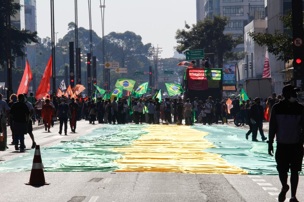 Bandeira verde e amarela em protesto contra o presidente da República, Jair Bolsonaro (sem partido), neste sábado, 24, na Avenida Paulista, em São Paulo — Foto: RODRIGO ALCANTARA/UAI FOTO/ESTADÃO CONTEÚDO