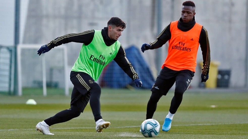 Vinicius Junior com Brahim Díaz, em treino no Real Madrid durante parada para data Fifa — Foto: Divulgação/Real Madrid
