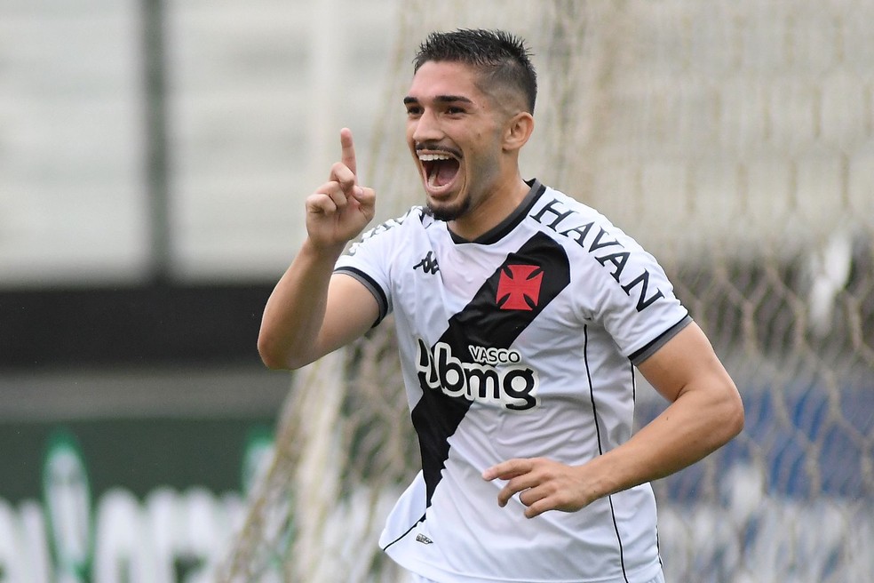 Andrey comemora o gol do Vasco contra a Ponte Preta — Foto: André Durão