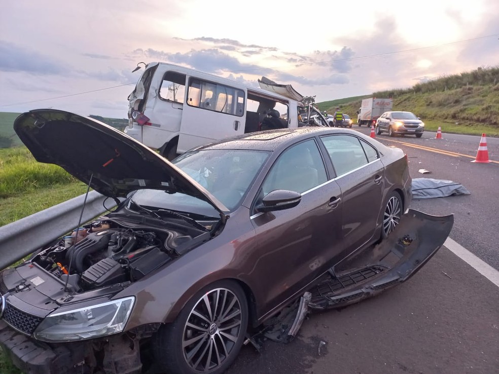 Um carro bateu contra proteção metálica ao tentar desviar de colisão entre Descalvado e São Carlos — Foto: Eliel Almeida/CBN