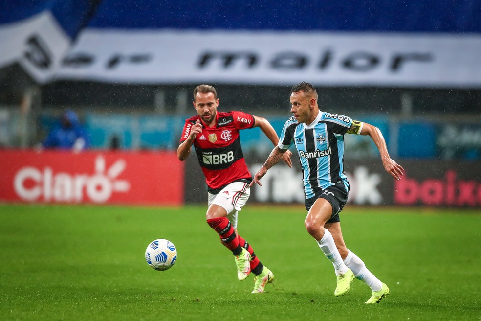Rafinha e Everton Ribeiro disputam a bola na Arena do Gr&ecirc;mio &mdash; Foto: Lucas Uebel/Gr&ecirc;mio