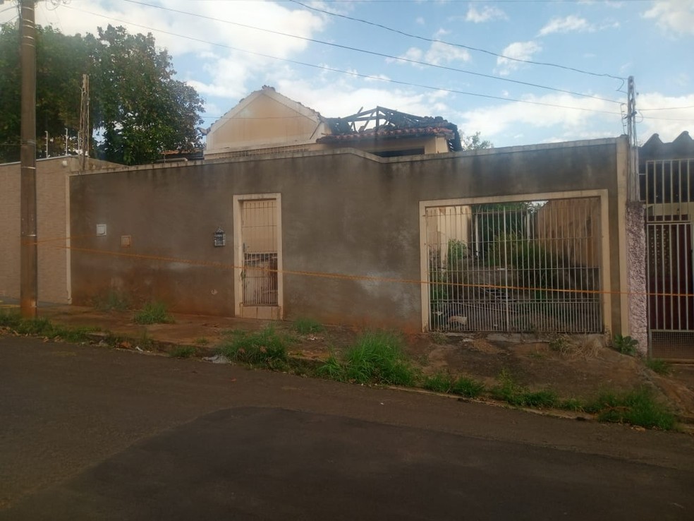 Idosa e filha são resgatadas por vizinhos após casa onde moravam pegar fogo em Bauru — Foto: Defesa Civil/Divulgação