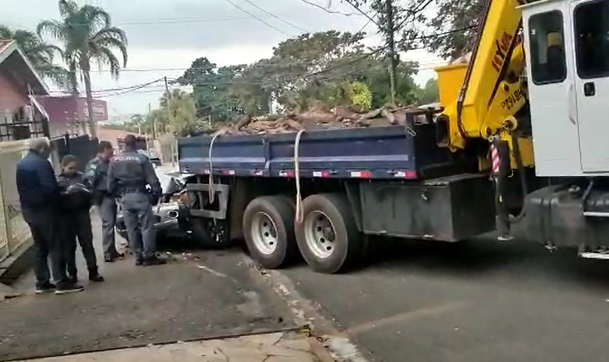 Caminhão desgovernado causa 'engavetamento' com carros estacionados em Campinas; vídeo