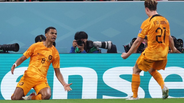 Gakpo, da Holanda, comemora gol em cima do Senegal na estreia da Copa do Mundo