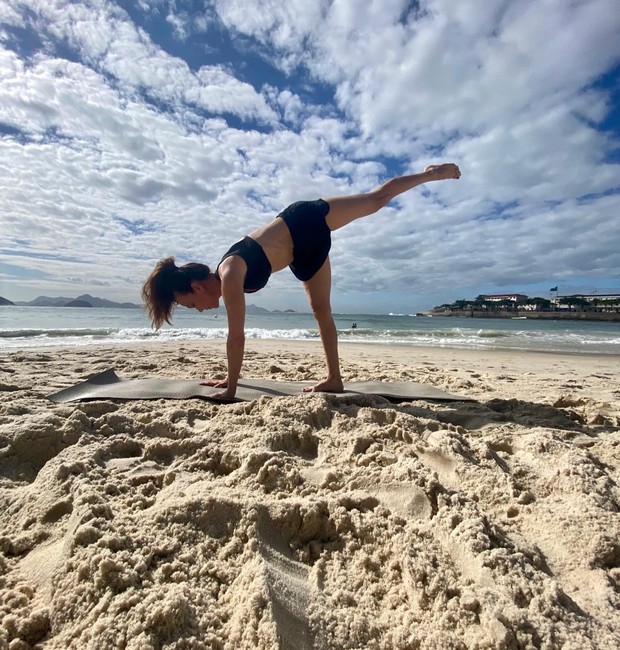 Flavia Monteiro compartilha pratica de yoga na praia e escreve