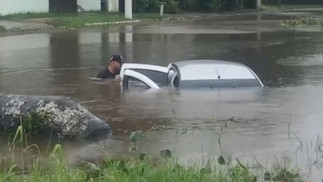 Em Guarujá, altura da água chegou a cobrir carros após temporal — Foto: Addriana Cutino