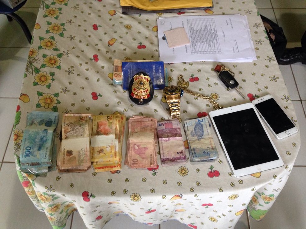 PolÃ­cia Federal aprendeu dinheiro e objetos nas residÃªncias dos investigados.  (Foto: Ascom/ PolÃ­cia Federal)