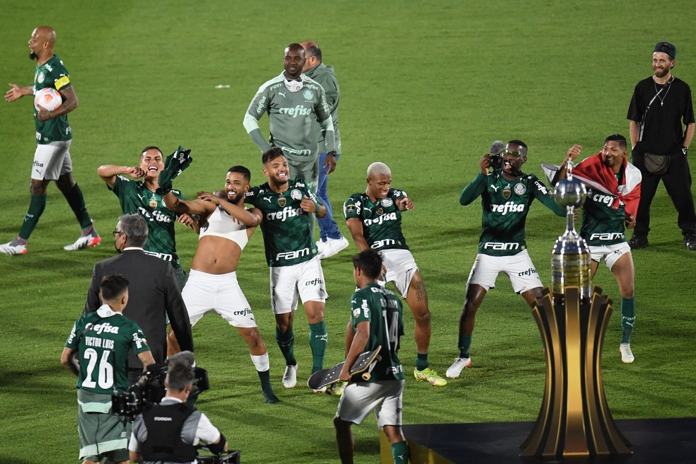 Jogadores do Palmeiras comemoram a conquista da Libertadores em cima do Flamengo, em 2021 — Foto: AFP