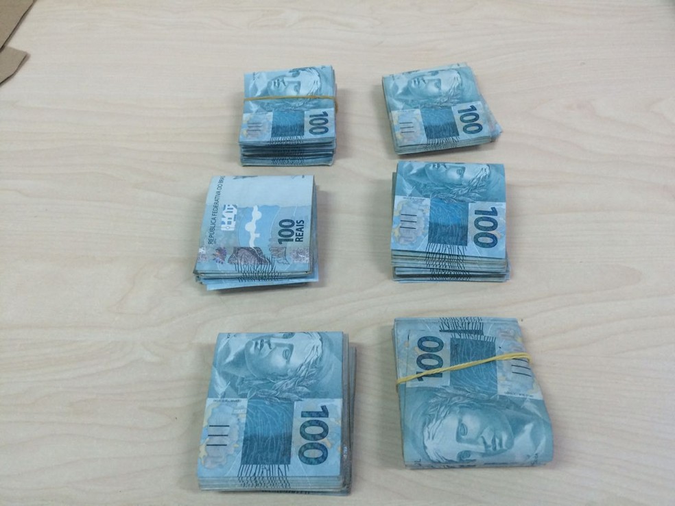 OS R$ 27 mil apreendidos pela PF em Dourados, nesta ter&Atilde;&sect;a-feira (15), durante a opera&Atilde;&sect;&Atilde;&pound;o Efeito Domin&Atilde;&sup3;, na casa do doleiro Pedro Ara&Atilde;&ordm;jo Mendes Lima (Foto: PF/Divulga&Atilde;&sect;&Atilde;&pound;o)