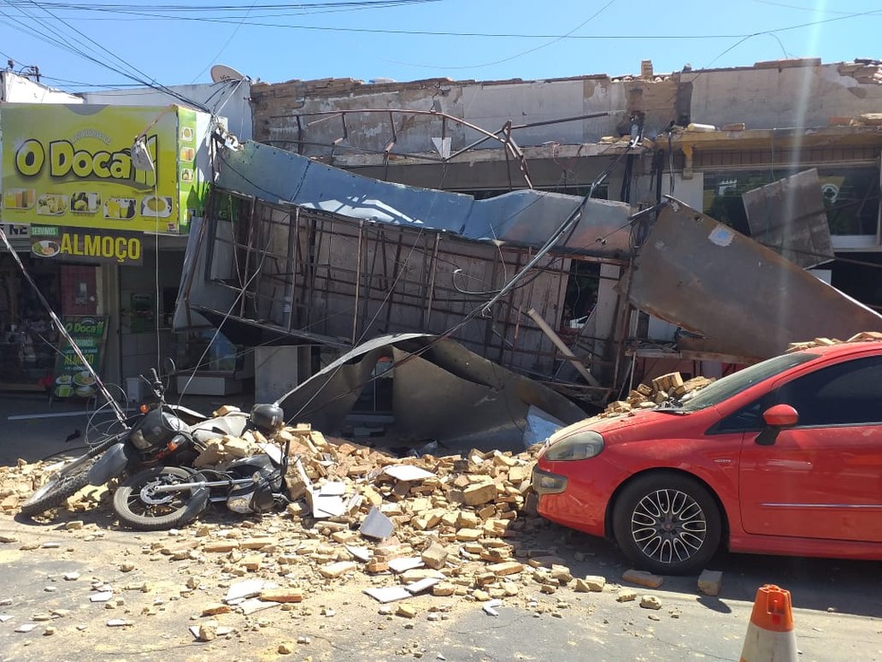 Fachadas de duas lojas caem e funcionários ficam presos em Floriano — Foto: Aparecida Santana/ TV Clube