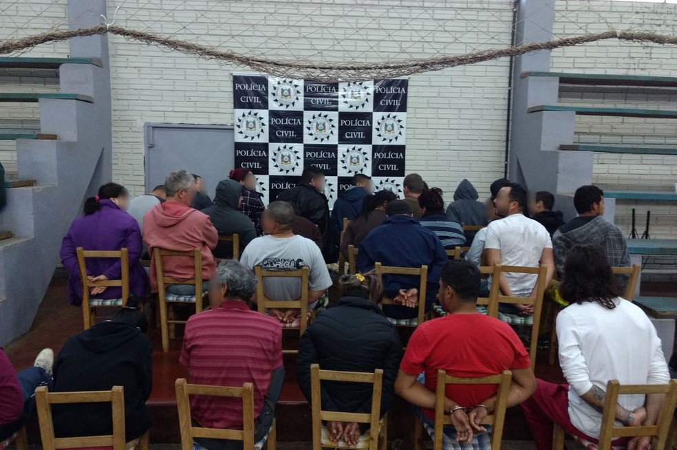 Mais de 30 presos foram levados para ginásio de igreja em Não-Me-Toque (Foto: Polícia Civil/Divulgação)