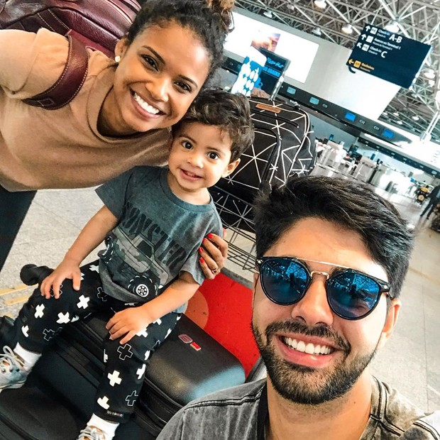 Aline Dias e Rafael Cupello com o filho, Bernardo (Foto: Reprodução/Instagram)