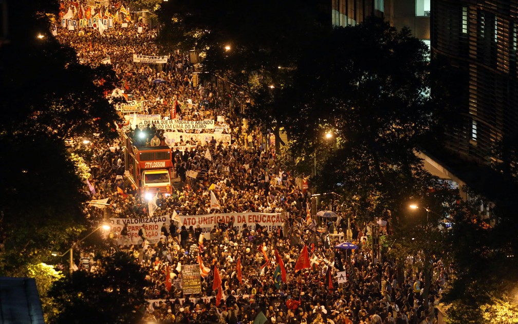 Protesto reúne milhares no centro do Rio de Janeiro (Foto: Fabio Motta/Estadão Conteúdo)