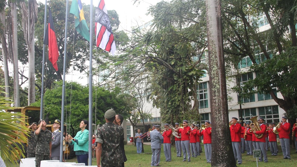 A vice-governadora da Para&iacute;ba, L&iacute;gia Feliciano, o comandante do 1&ordm; Grupamento de Engenharia, general de brigada Marcos Jos&eacute; Pupin, e o deputado federal Dami&atilde;o Feliciano participaram do hasteamento das bandeiras, em Jo&atilde;o Pessoa (Foto: Krystine Carneiro/G1)