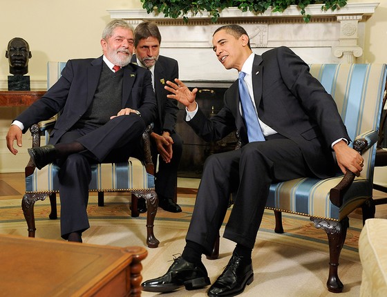 O intérprete Sérgio Ferreira cochicha ao ouvido do ex-presidente Lula, enquanto traduz o ex-presidente Barack Obama, em 2009, na Casa Branca. Ferreira dominava o “lulês” (Foto: JONATHAN ERNST/REUTERS)