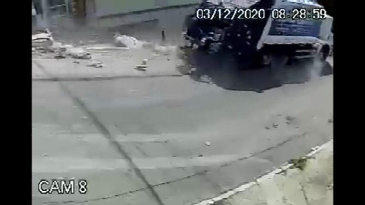 Mulher escapa de ser atropelada por caminhão de lixo desgovernado em Caxias