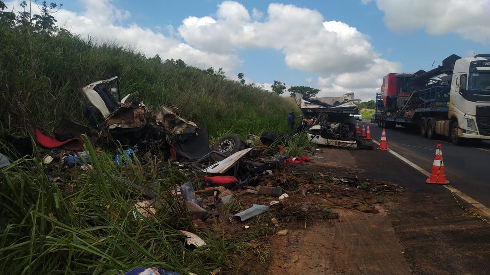 Acidente próximo à cidade de Parapuã deixou mortos e feridos na noite desta segunda-feira, 21 (Paula Sieplin/TV Fronteira)