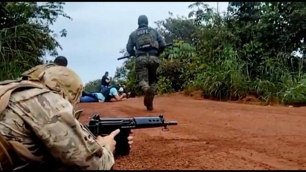 Policiais trocam tiros com grupo de bandidos que atacou Confresa (MT) — Foto: Divulgação/Polícia Militar