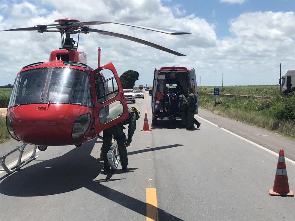 Samu e bombeiros são acionados para socorrer vítimas de acidente na BR-101, em São Miguel dos Campos — Foto: CBMAL/Divulgação