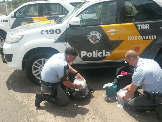 Produtos apreendidos estavam na bagagem da adolescente (Foto: Polícia Rodoviária / Divulgação)