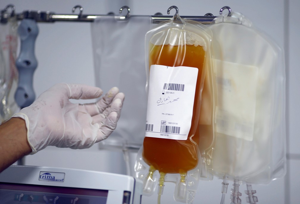 O plasma do sangue de um paciente recuperado da Covid-19 é visto no Centro Nacional de Transfusão de Sangue em Bagdá, no Iraque — Foto: Thaier Al-Sudani/Reuters