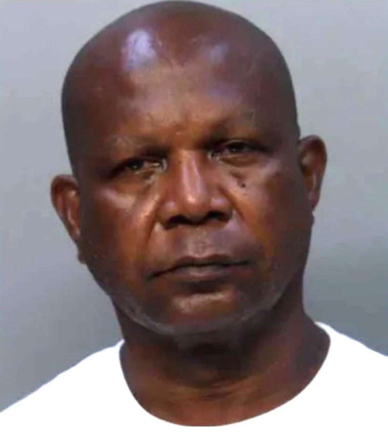 Criminoso é preso após ser identificado por detalhe curioso em sua camisa (Foto: reprodução/ People / Polícia de Miami)
