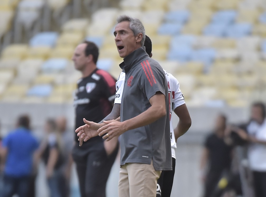 Paulo Sousa, técnico do Flamengo, vibra durante a partida contra o São Paulo de Rogério Ceni (ao fundo) — Foto: André Durão