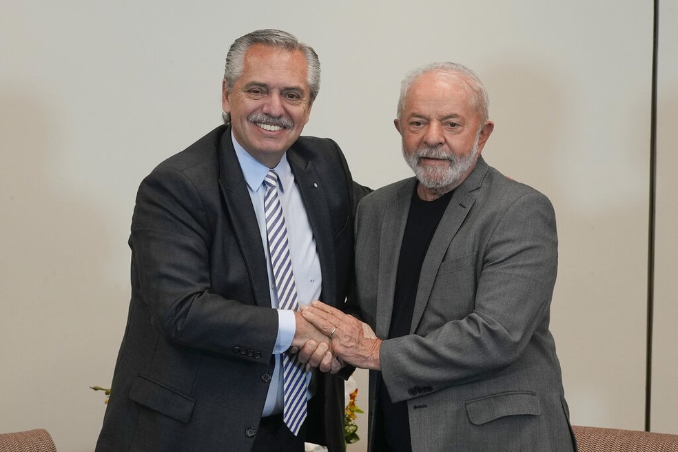 Alberto Fernández com Lula em SP — Foto: ASSOCIATED PRESS
