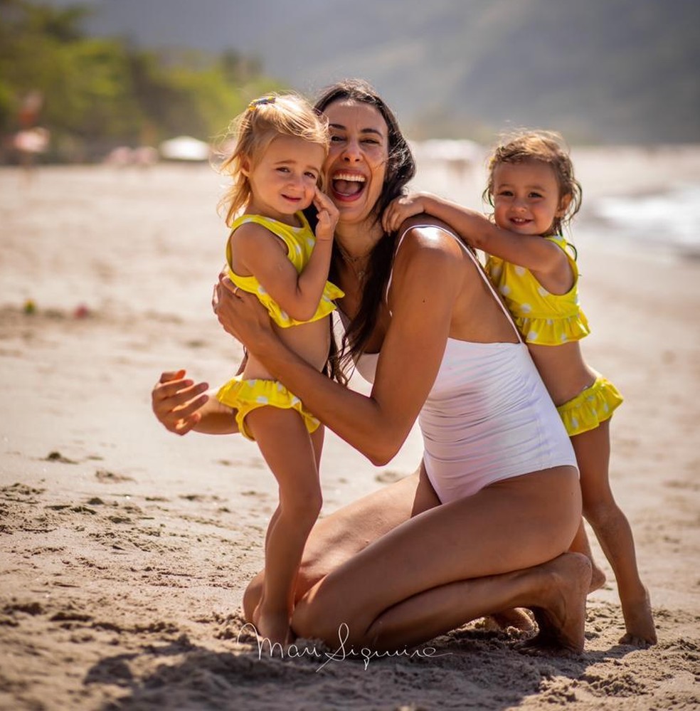 Sheilla com as filhas de 2 anos — Foto: Mari Siqueira Fotografia