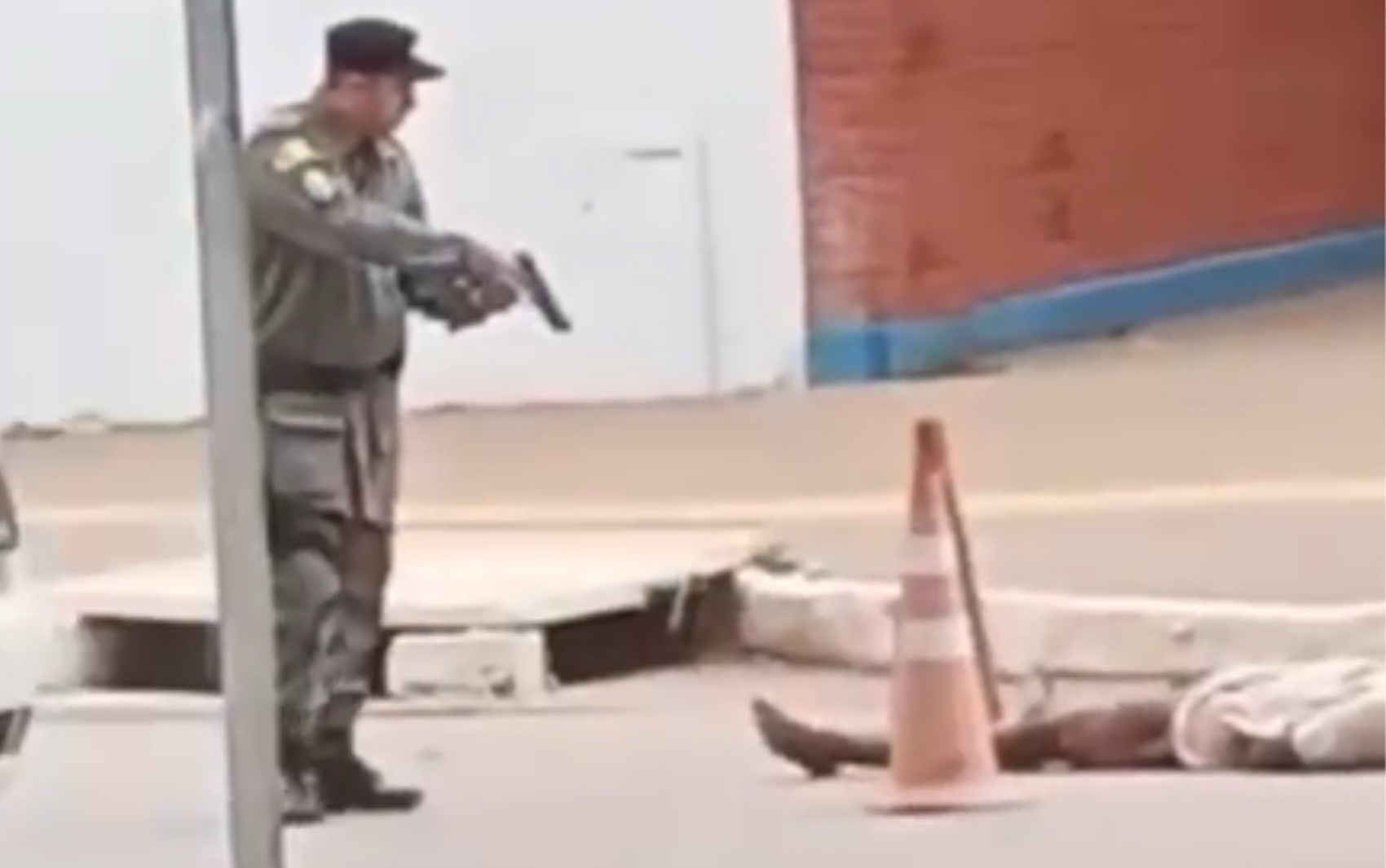PM bate em homem após ele se recusar a sair da porta de Colégio Militar de Valparaíso de Goiás; vídeo