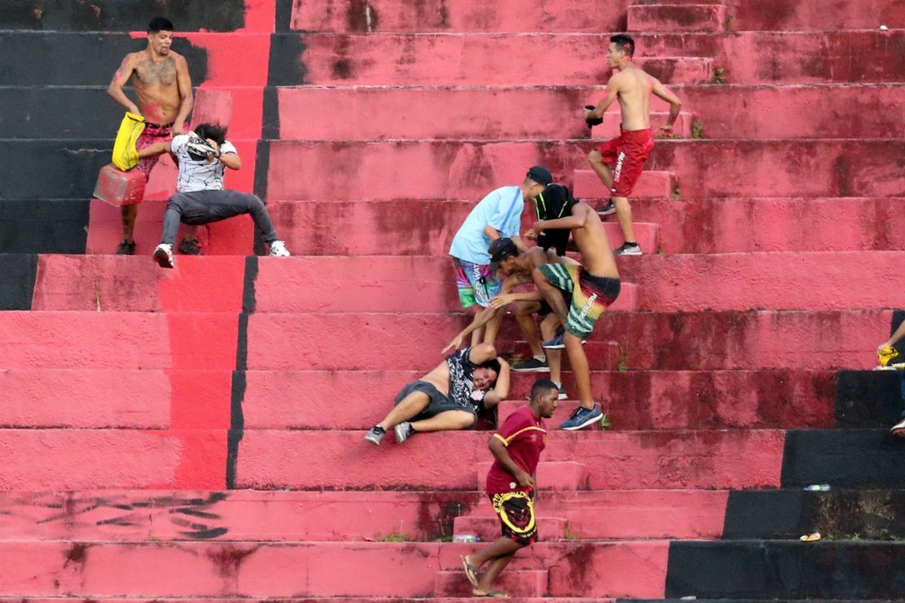 Torcedor do Corinthians tem a camisa arrancada por membro de organizada do Sport — Foto: Marlon Costa/Pernambuco Press