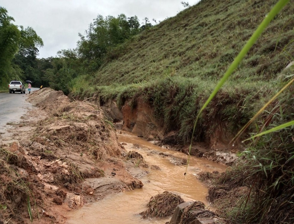 MG-133, próximo ao município de Tabuleiro, está fechada desde a quinta-feira 