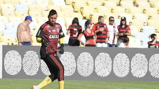 [ENQUETE] Depois de se recusar a ser reserva, Diego Alves deve seguir no Flamengo?