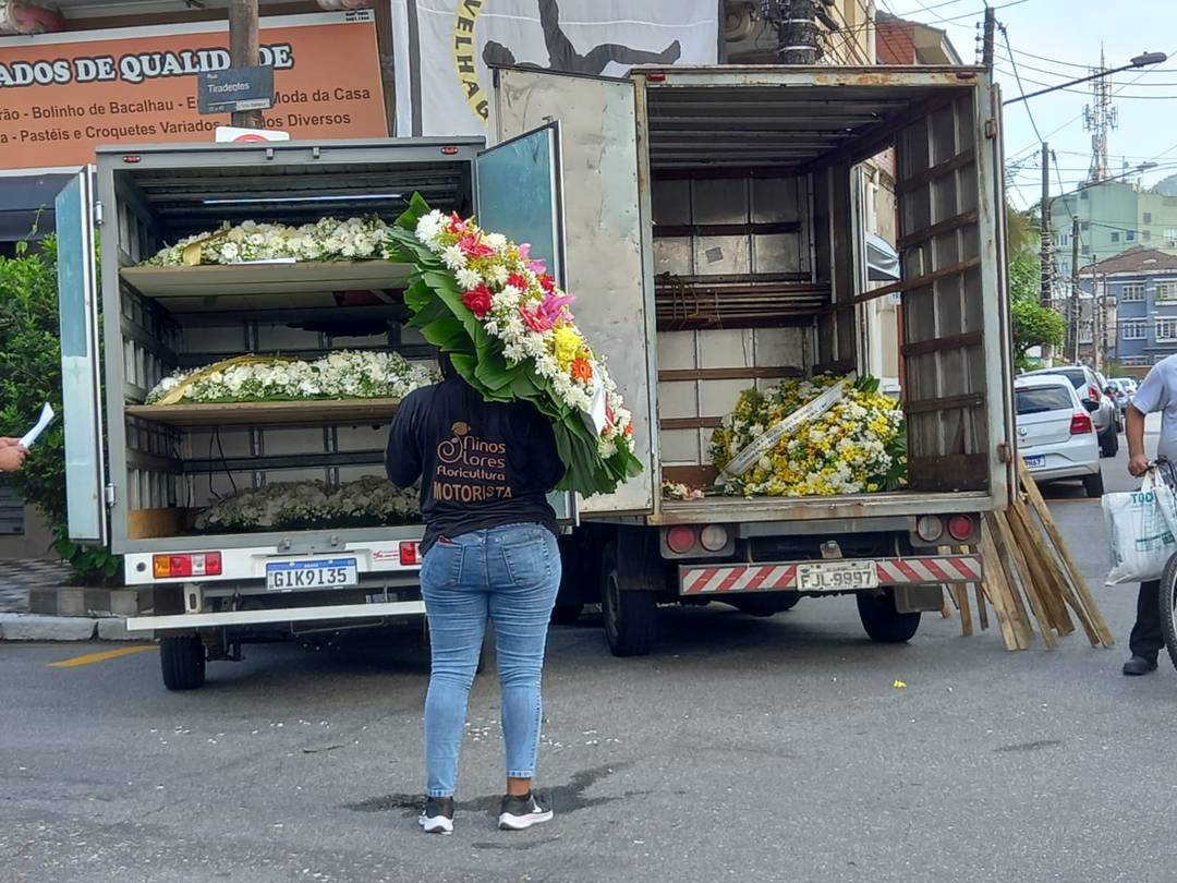Coroas de flores para velório de Pelé chegam à Vila Belmiro, em Santos, no litoral de SP, nesta segunda-feira (2).